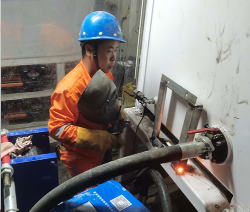亞泰光電在線油液監測系統在盾構機上安裝：監測箱支架的焊接制作